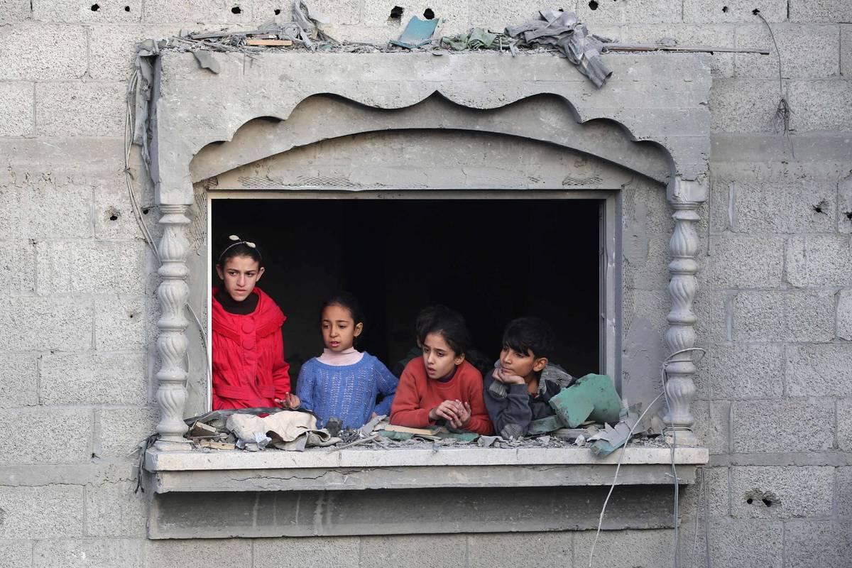 أطفال فلسطينيون في مخيم النصيرات في غزة