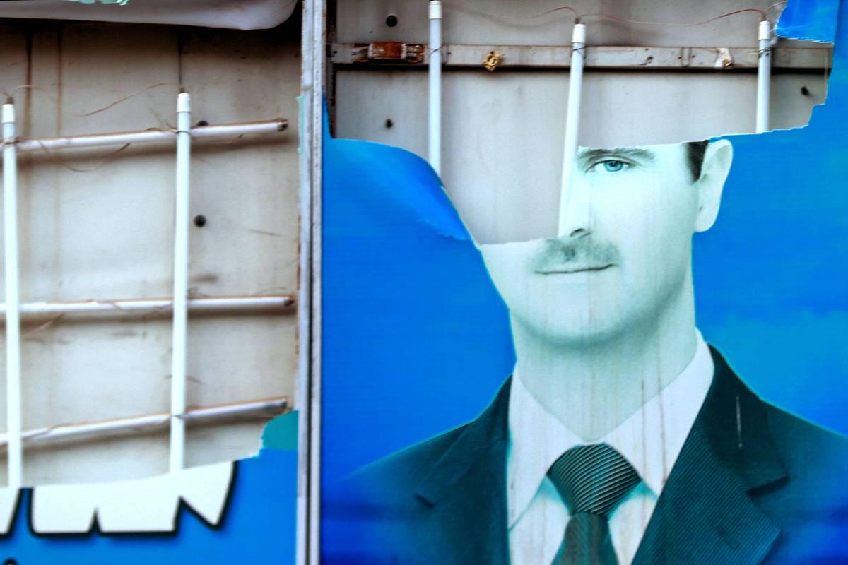 جدارية للرئيس السوري السابق بشار الأسد تعرضت للتشويه في القامشلي