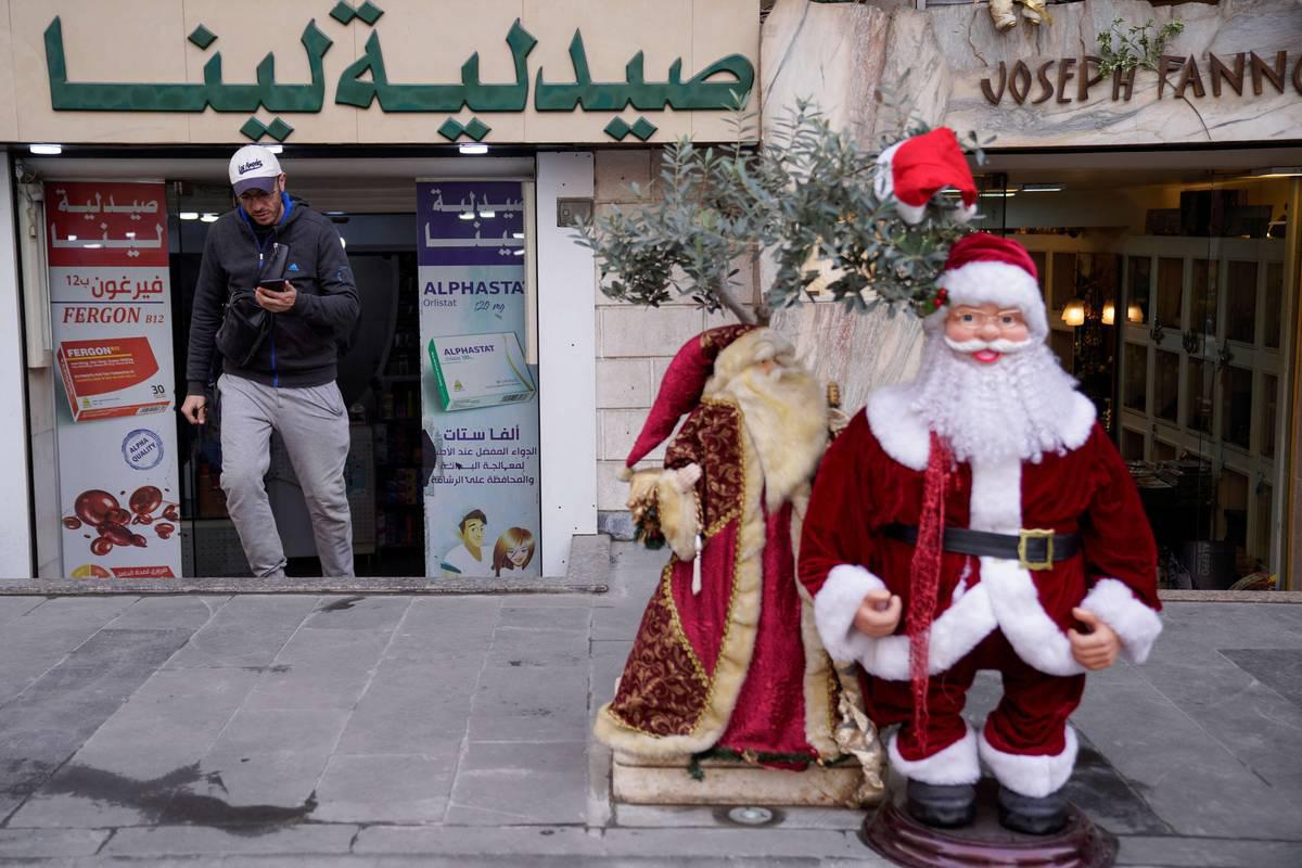 دمية لبابا نويل في سوق بدمشق