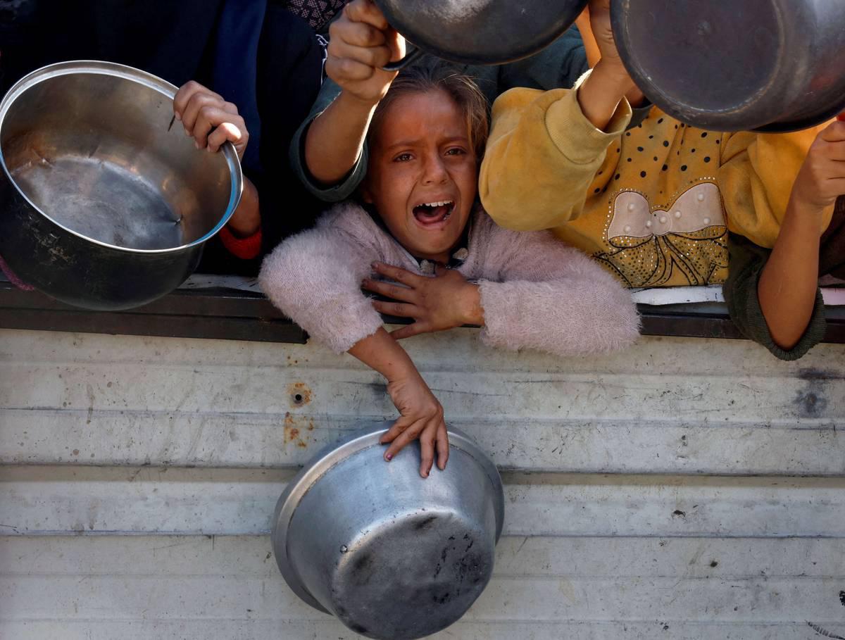 أطفال فلسطينيون في طابور للحصول على المساعدات الإنسانية في خان يونس