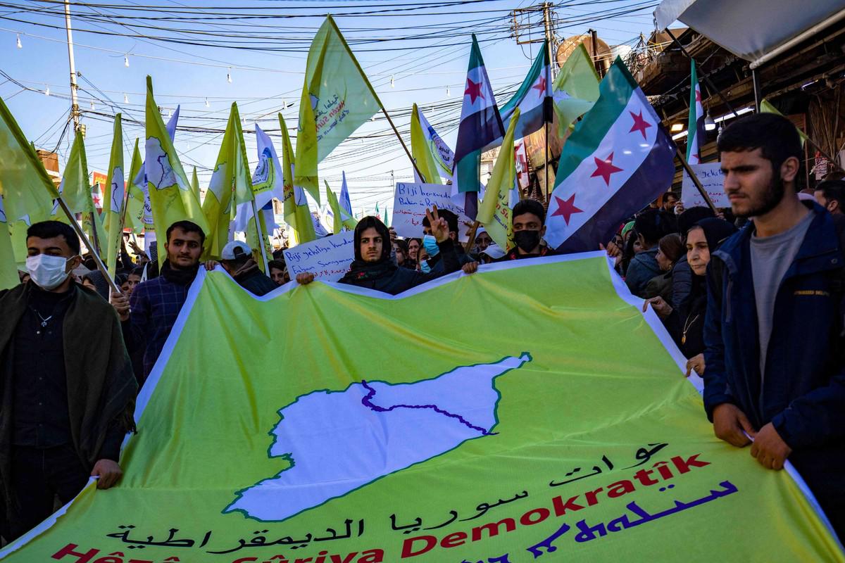 الأكراد يرفعون علم الثورة السورية خلال مظاهرة منددة بالتدخل التركي
