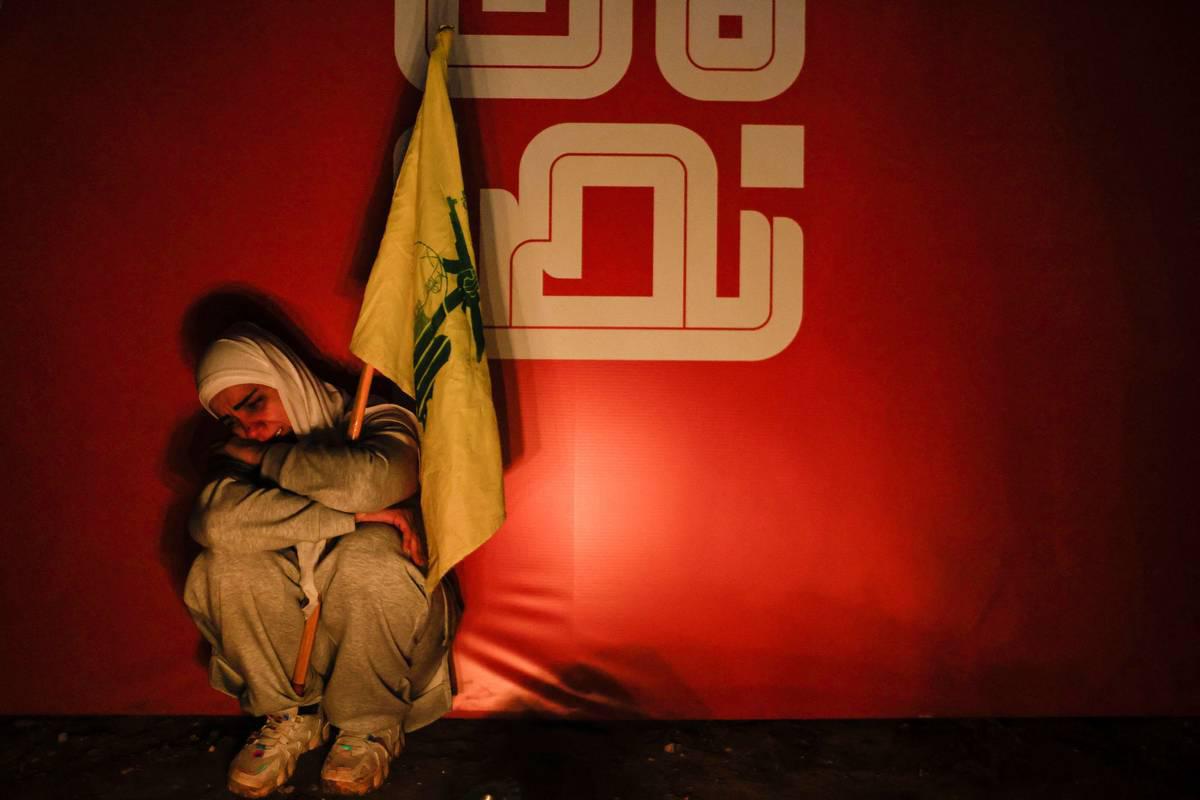 لبنانية من حزب الله تبكي في موقع تصفية حسن نصرالله بغارة إسرائيلية