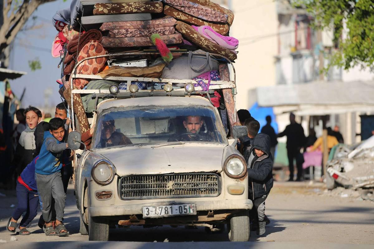 فلسطينيون ينزحون بين المخيمات بحثا عن الأمان