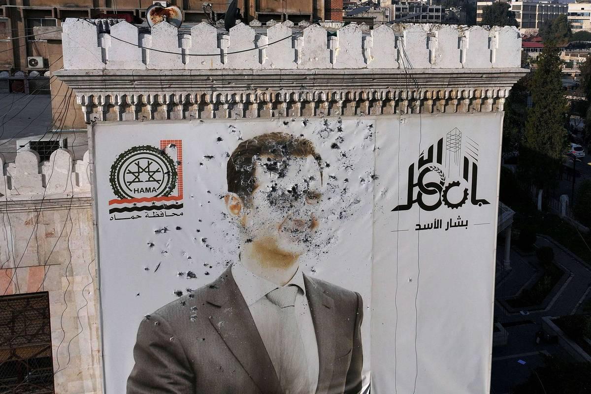 جدارية مشوهة للرئيس بشار الأسد وسط حماة