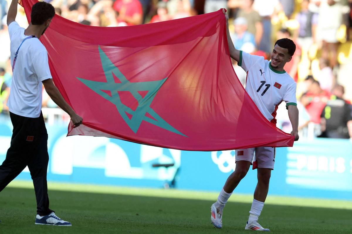 لاعبو المغرب يرفعون علم بلادهم بعد فوزهم ببرونزية أولمبياد باريس