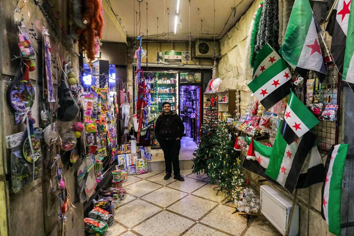 دكان شعبي للأعلام وزينة أعياد الميلاد والألعاب في دمشق
