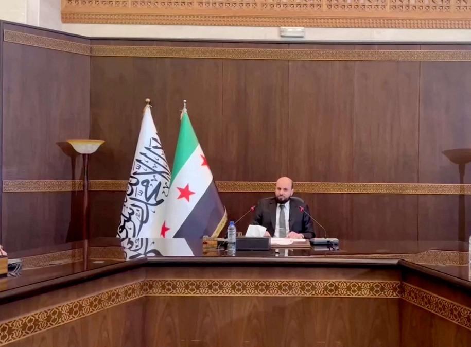 العلم الأبيض يثير جدلا بين السوريين: حكم اسلامي بثوب طالبان