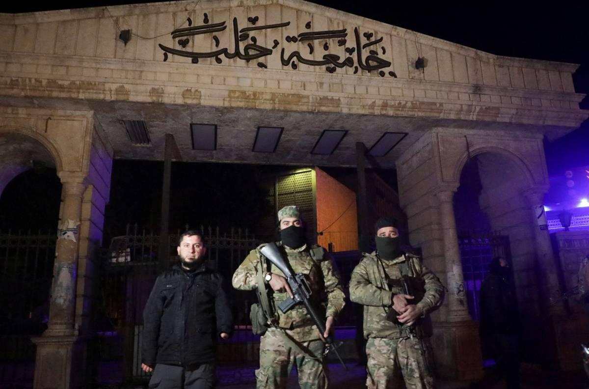 مقاتلون إسلاميون أمام بوابة جامعة حلب