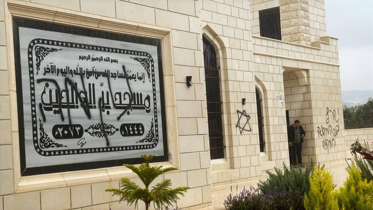 تشويه واجهة مسجد في سلفيت في الضفة الغربية