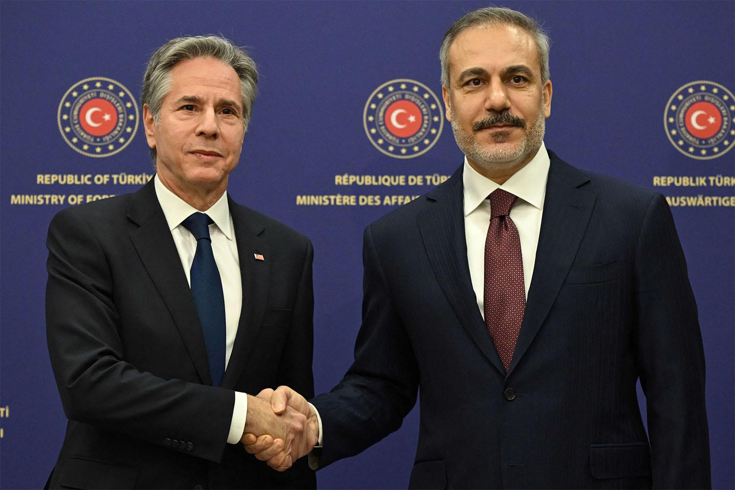 Blinken shakes the hand of Fidan