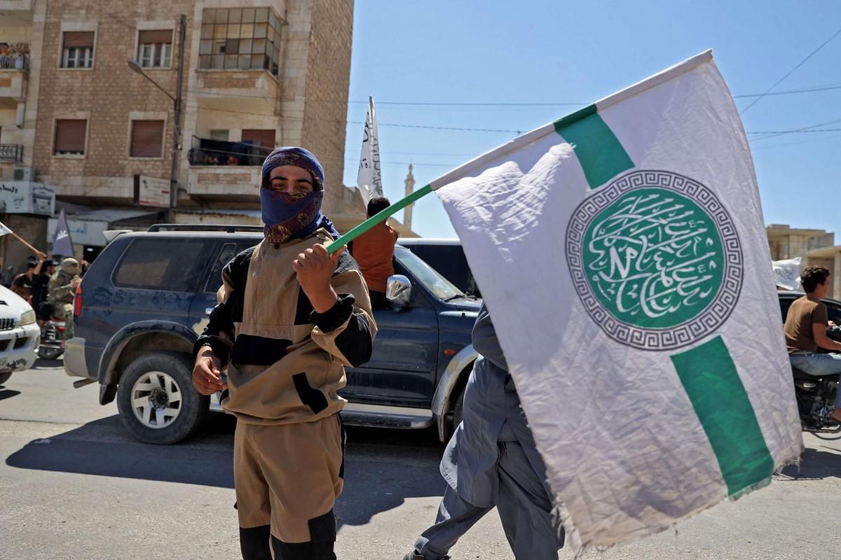 التنظيم الإرهابي يدعو إلى إبقاء السلاح بيد القيادة السورية الجديدة