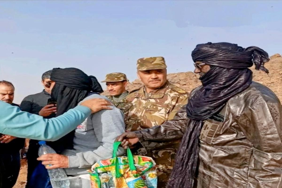 قيادي أزوادي يشرف على تسليم الرهينة الإسباني 