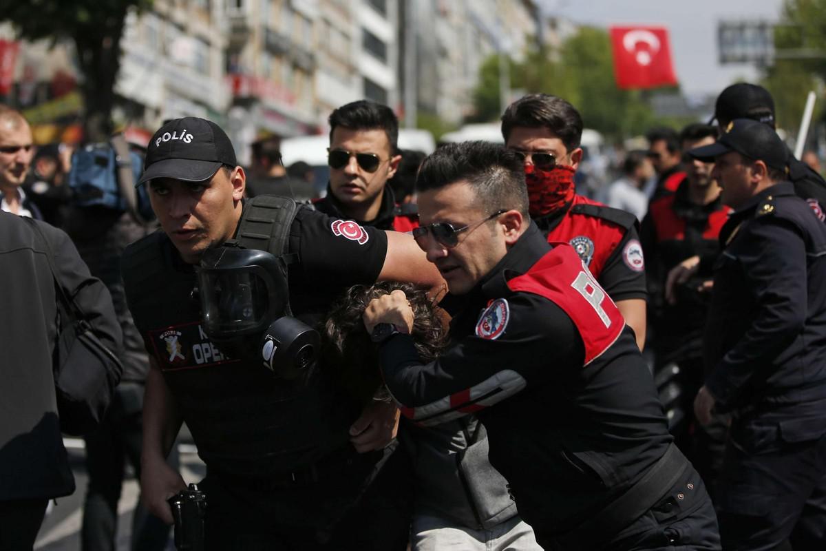 القمع وسيلة أردوغان لإحكام قبضته على السلطة 