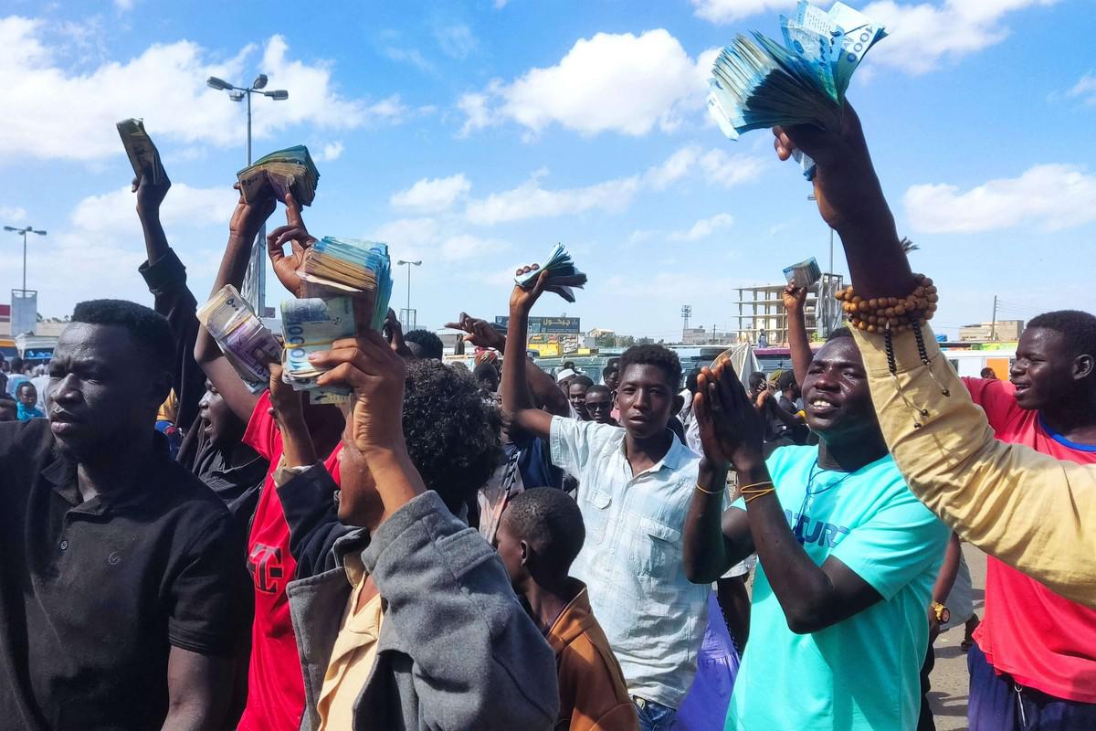 سودانيون يحتجون رفضا لاستبدال الأوراق المالية