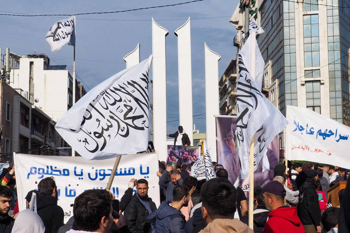 تجمع مؤيد لأحمد الشرع في مدينة طرابلس