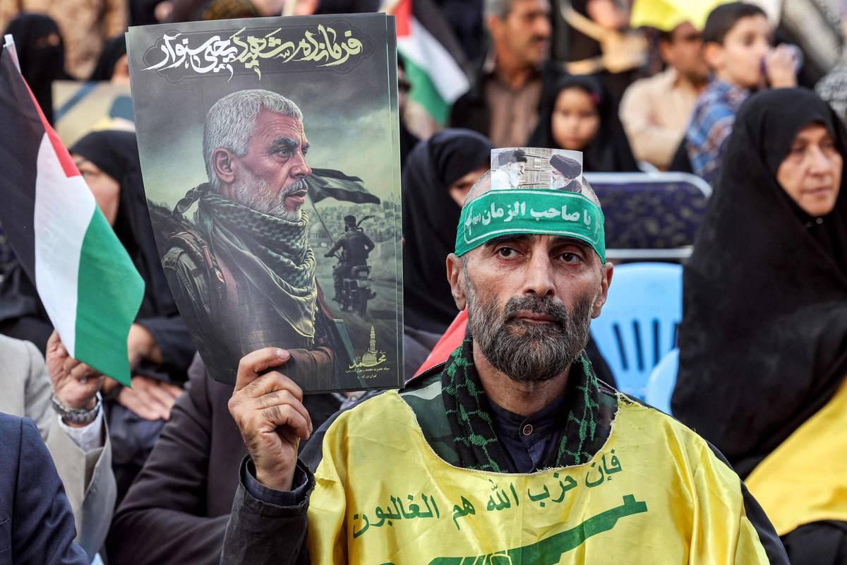 إيرانيون يحتفون بنهاية حرب غزة