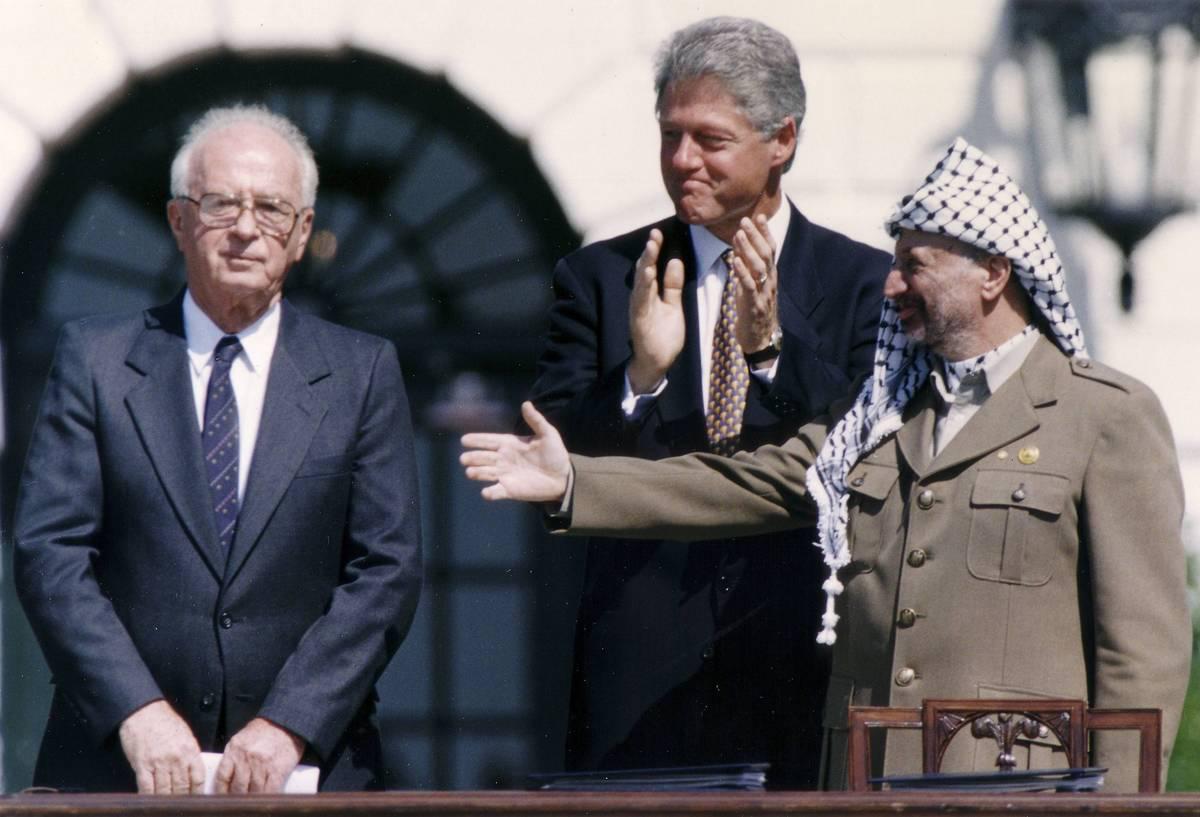 الرئيس الأميركي بيل كلينتون يتوسط الزعيم الفلسطيني الراحل ياسر عرفات ورئيس الوزراء الإسرائيلي إسحاق رابين (1993)