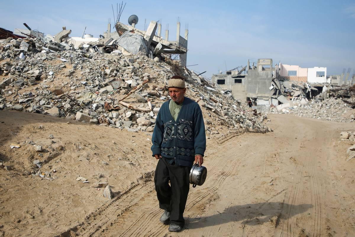 فلسطيني بين الانقاض في خان يونس