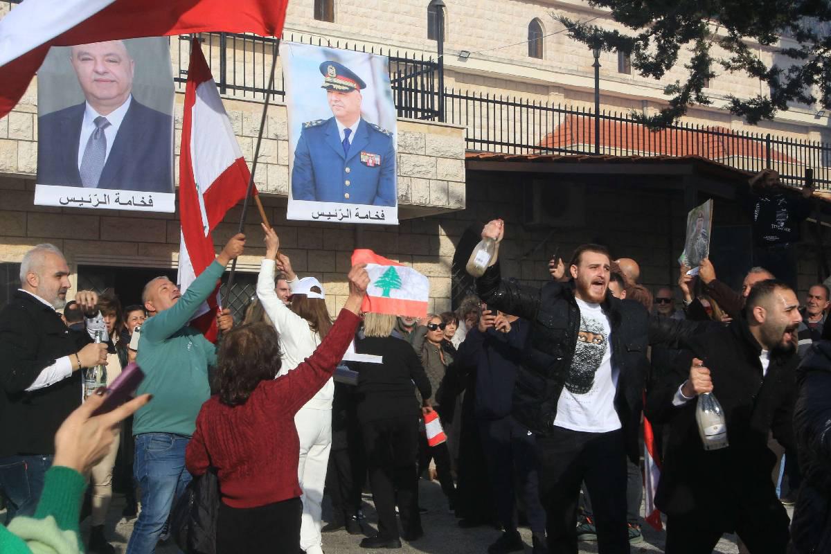 لبنانيون يحتفلون في بلدة الشياح الجنوبية بانتخاب جوزيف عون رئيسا