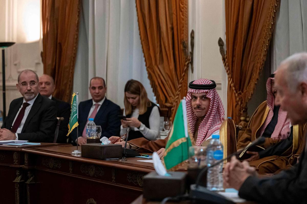 الوزراء المجتمعون يدعو إلى تولي السلطة الفلسطينية حكم قطاع غزة