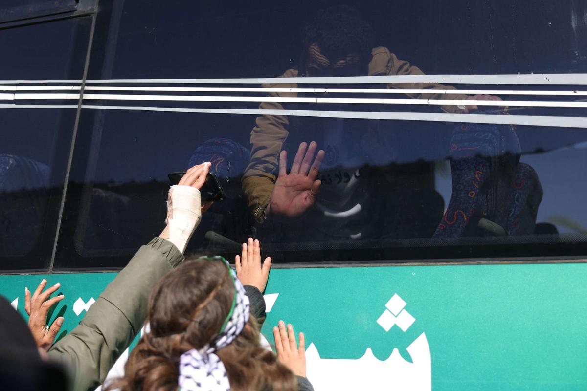 حشود كانت في استقبال الفلسطينيين المفرج عنهم من سجن عوفر