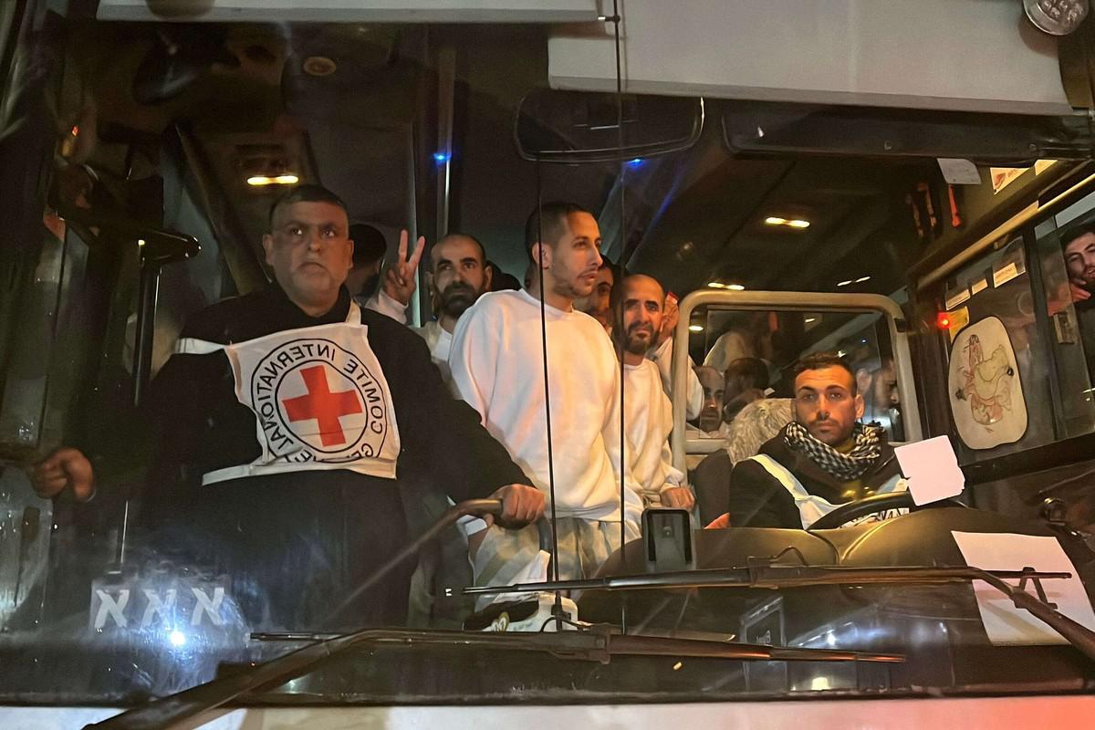 اسرائيل تطلق سراح المئات من الرهائن وحماس تسلم جثث 4رهائن