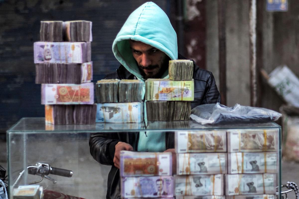 انهيار قيمة الليرة من بين المصاعب أمام السلطات السورية الجديدة