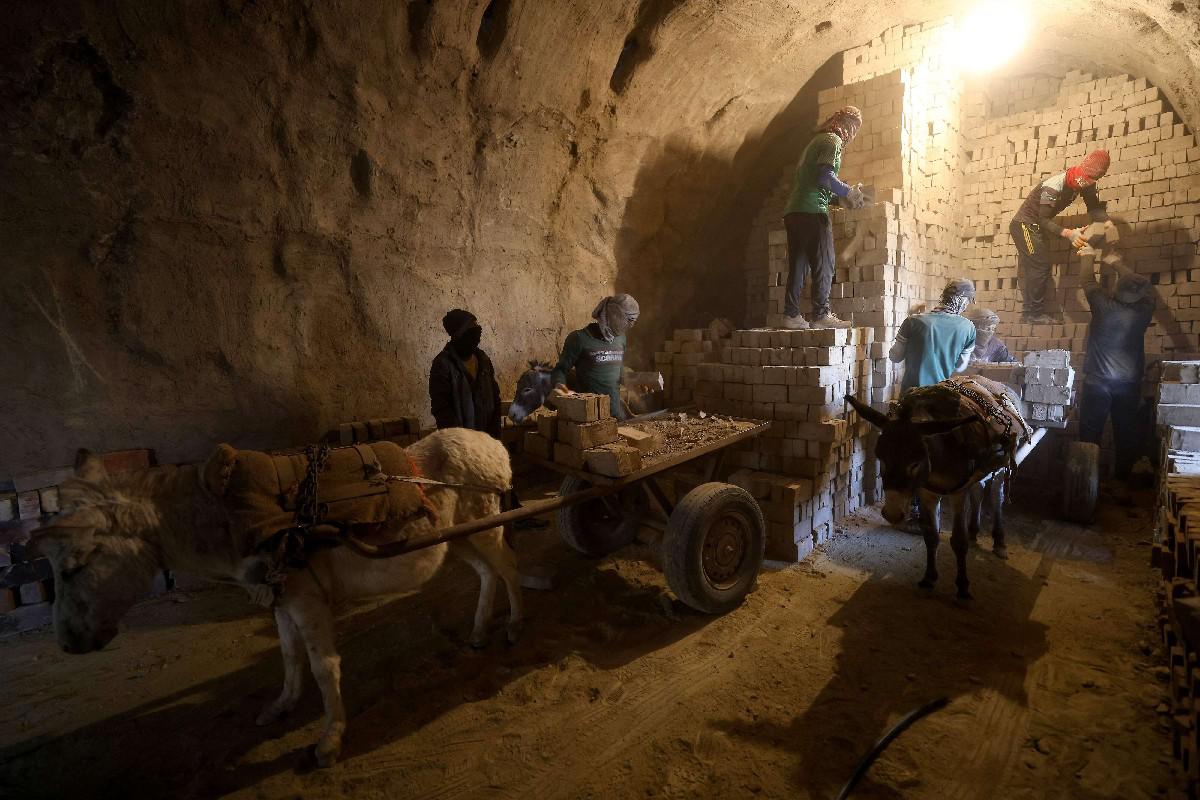 عمل شاق مقابل أجور بالكاد تكفي لتأمين القوت اليومي