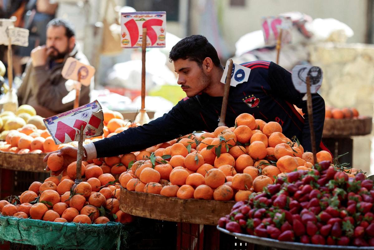 الفئات المستفيدة من الزيادة تخشى أن يلتهمها الغلاء 