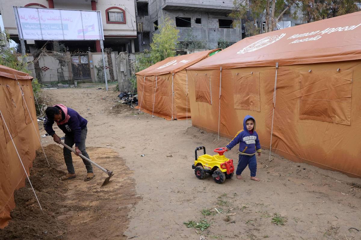 أطفال فلسطينيون بين ممرات مخيم شمال غزة