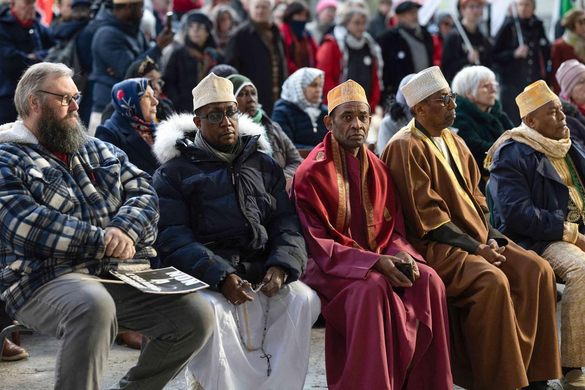 استقدام ائمة أجانب بينهم جزائريون يفاقم الانقسامات في فرنسا