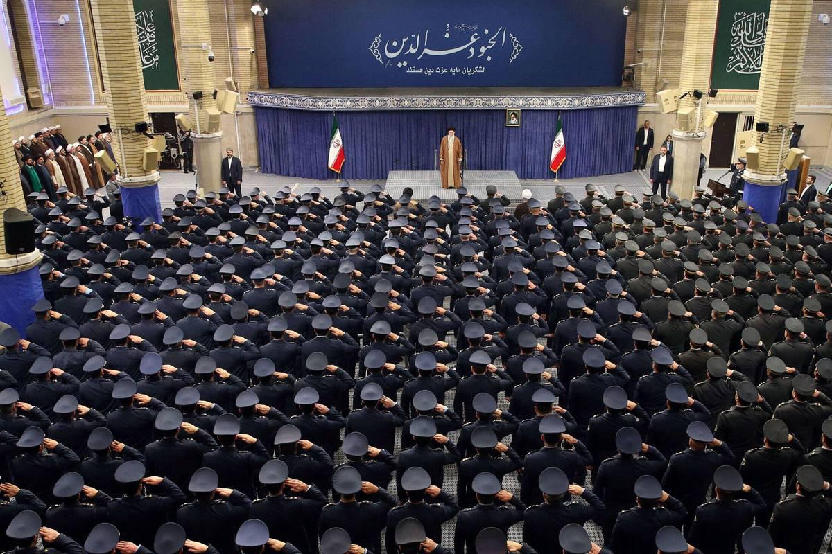 خامنئي يستقبل ضباط القوة الجوية الإيرانية