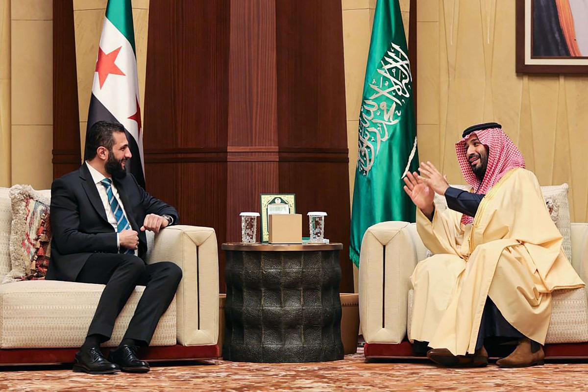 الشرع يلتقي في أول زيارة له للمملكة بولي العهد السعودي