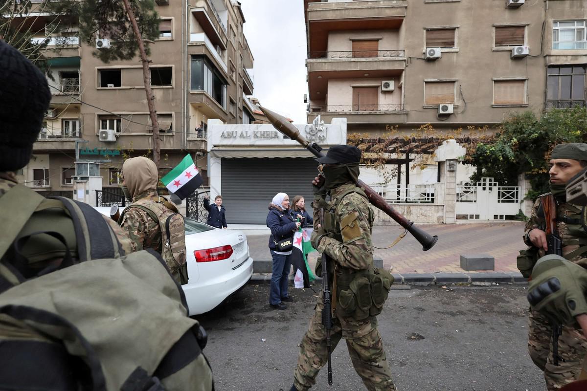 الآلاف انضموا إلى الجيش السوري الجديد