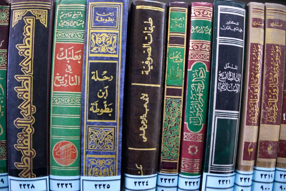 أرفف في مكتبة جامعة الموصل العامة