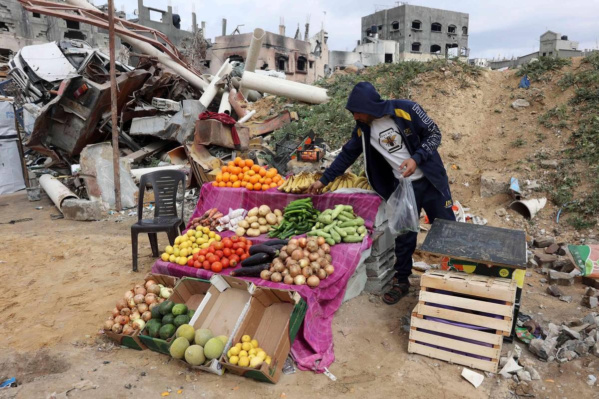 فلسطيني يبيع خضروات في مخيم جباليا شمال غزة