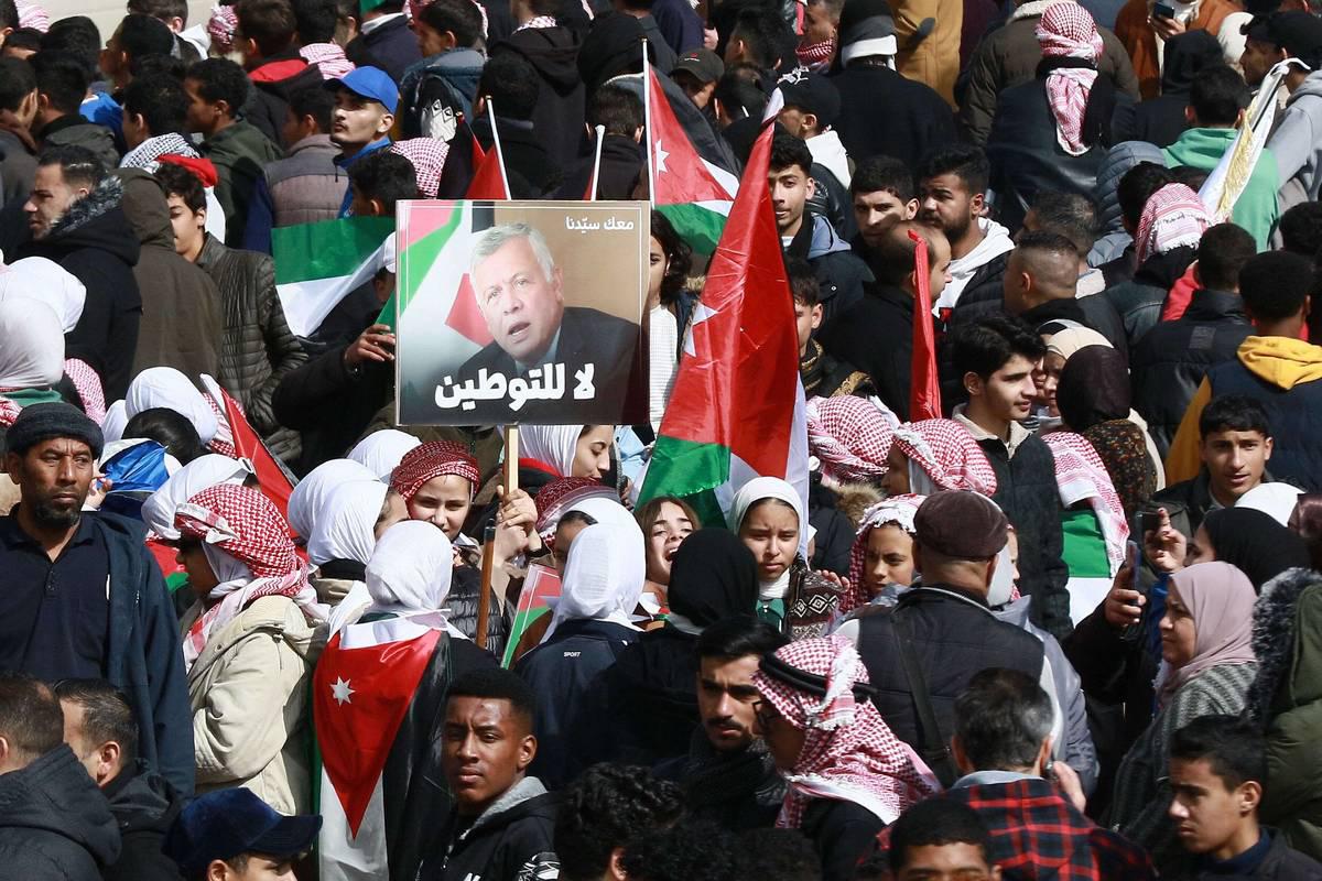 حشود أردنية تؤيد موقف الملك عبدالله أمام الضغط الأميركي