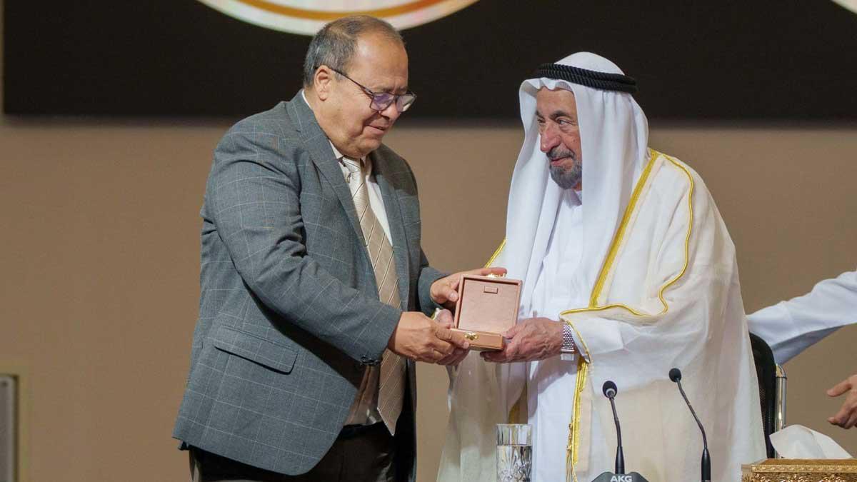 صورة من حصول الشاعر التونسي عبدالعزيز الهمامي على جائزة القوافي في 2024