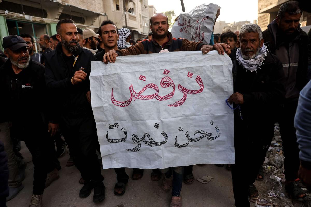 الغزيون يأملون وقف الحرب وطي صفحة سيطرة حماس على القطاع