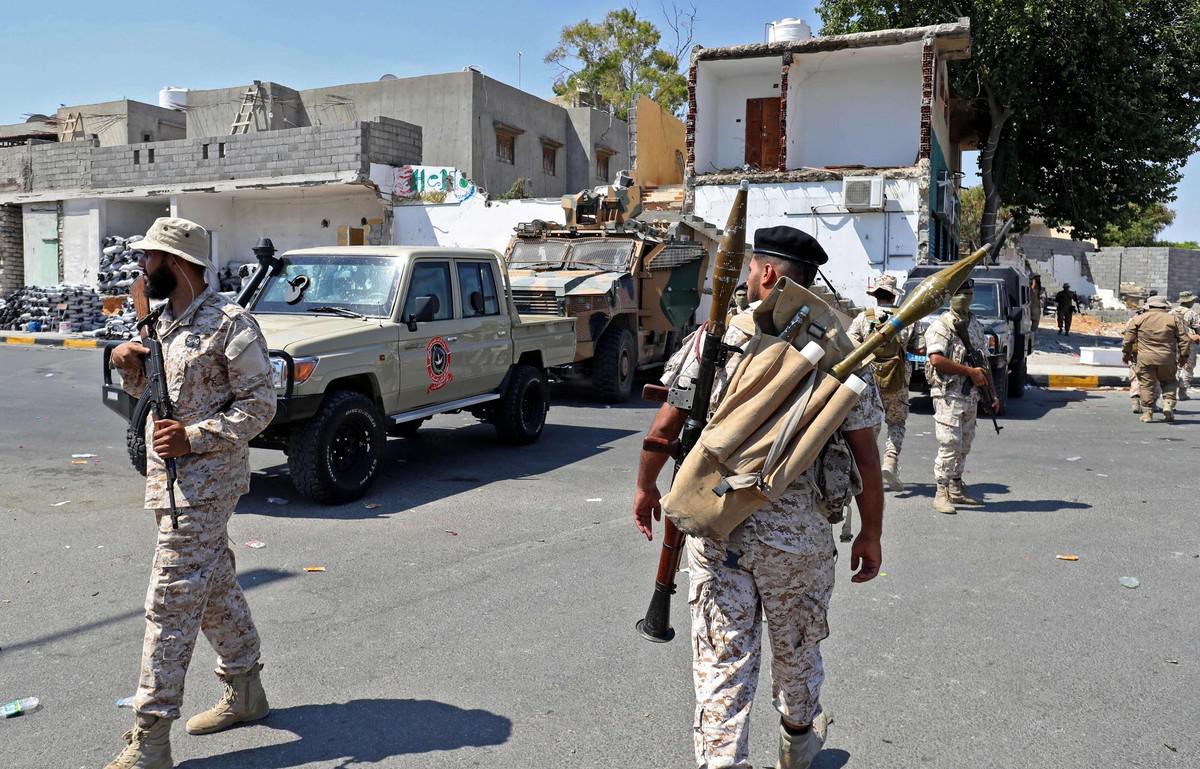 سياسيون يستميلون قادة الميليشيات للحفاظ على السلطة والنفوذ