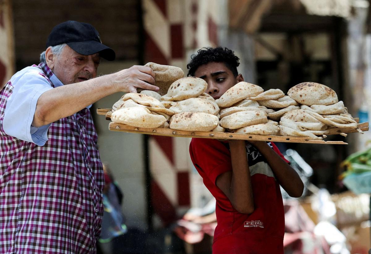 المصريون يدفعون ثمن أزمة مالية خانقة 