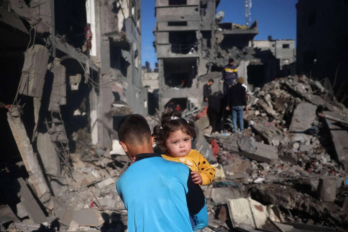أطفال بين ركام القصف الإسرائيلي في مخيم النصيرات في غزة