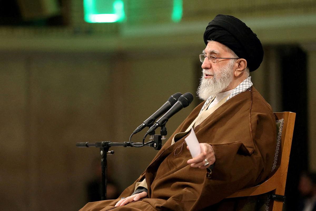 خامنئي يسير عكس خط التهدئة وحراك دبلوماسي للتفاوض مع واشنطن