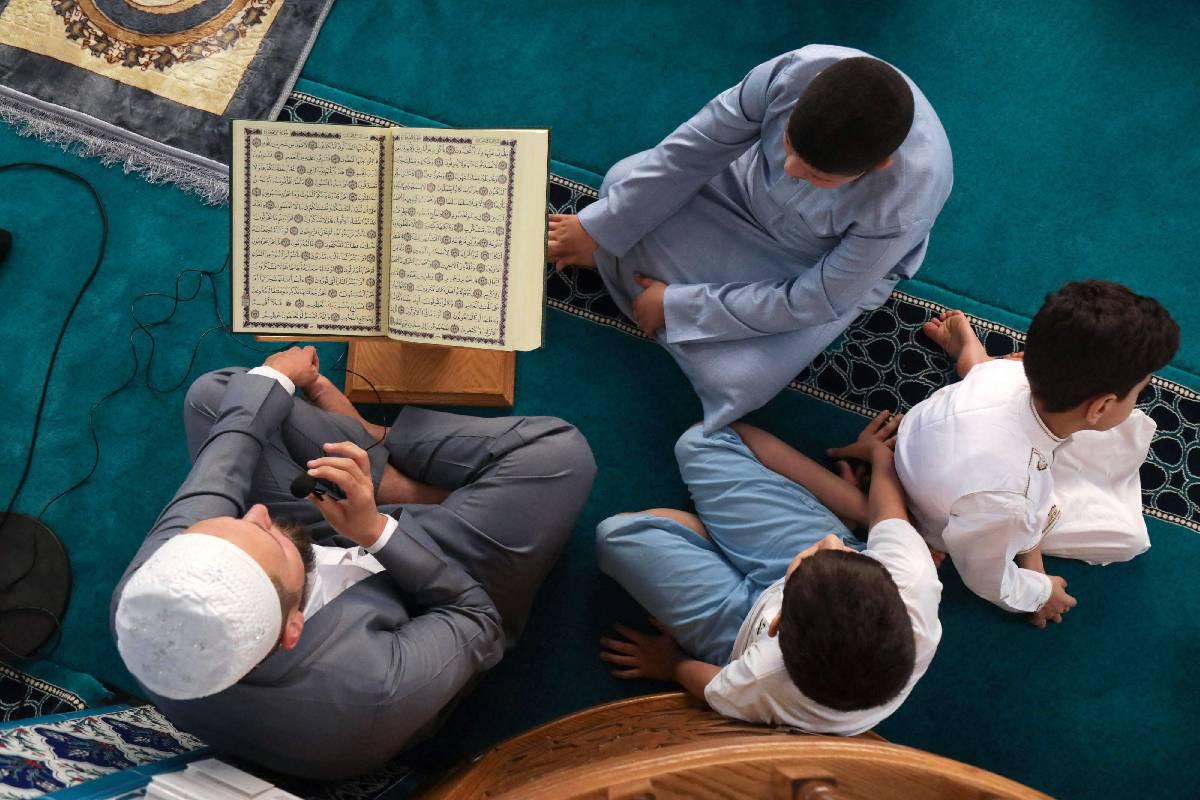 عراقيون في جامع ببغداد