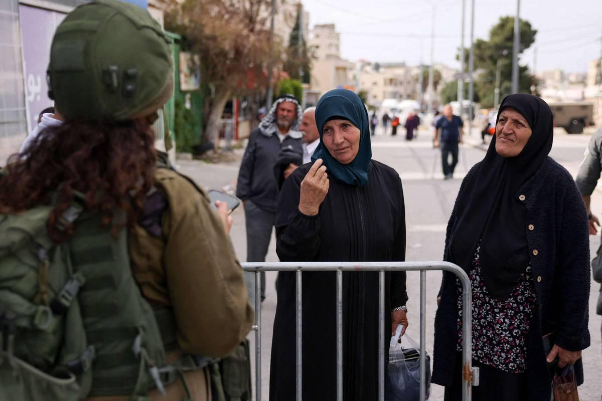 فلسطينيتان عند حاجز للجيش الإسرائيلي في بيت لحم بالضفة الغربية