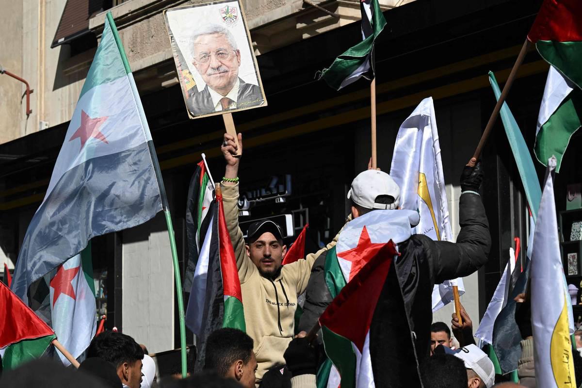 فلسطينيون يرفعون صورة لعباس أمام السفارة الفلسطينية في دمشق