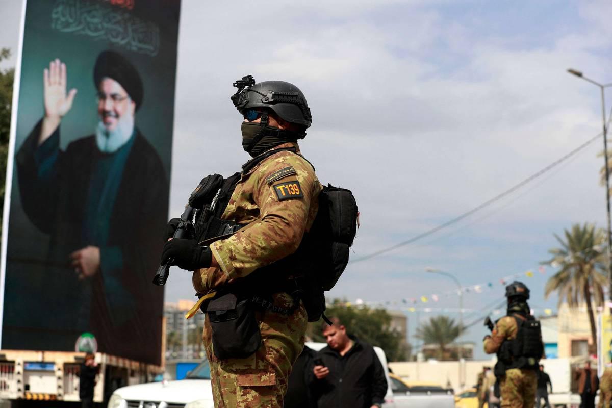 مقاتل من الحشد الشعبي في مراسم تأبين لنصرالله في بغداد