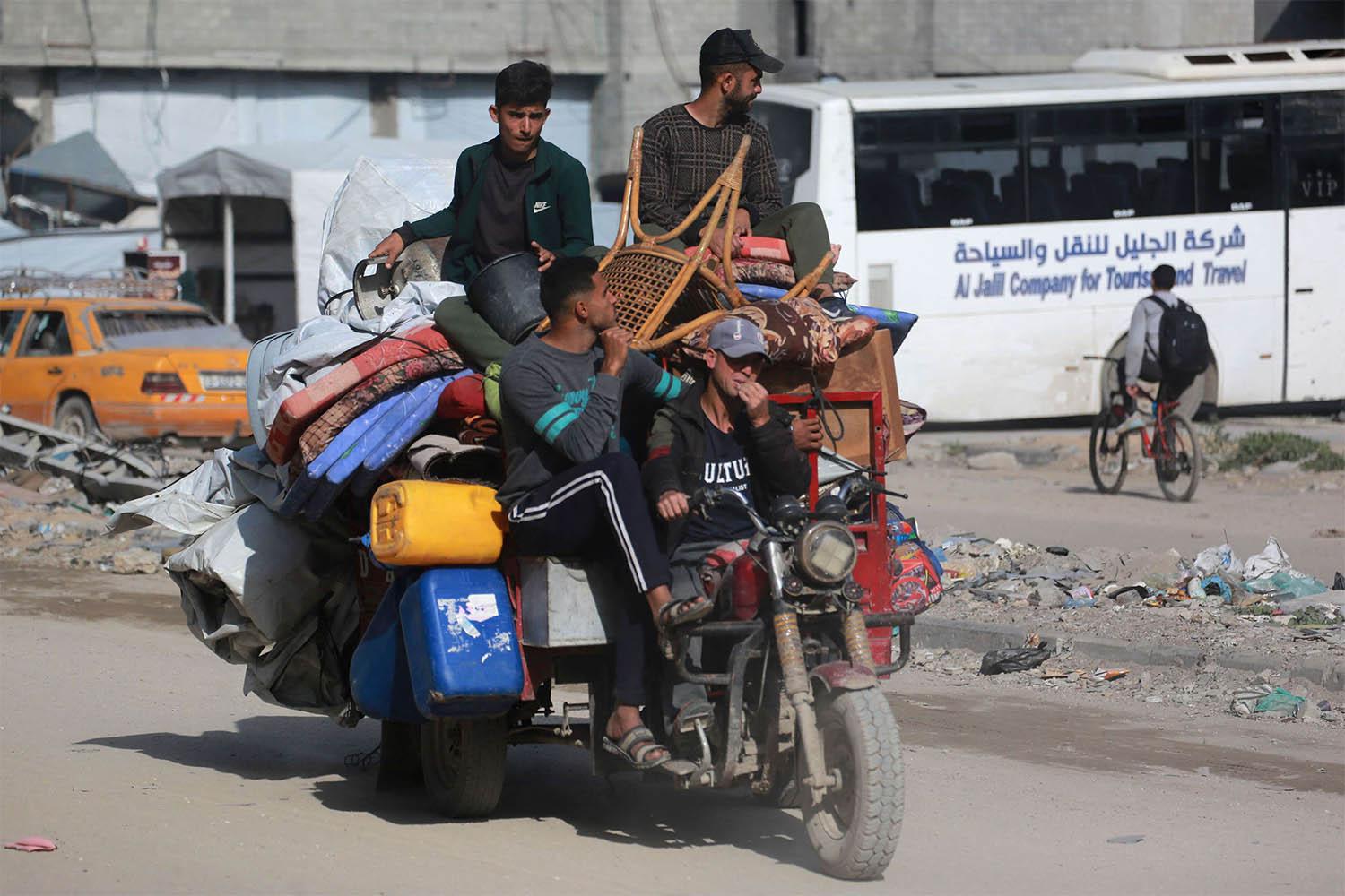 Palestinians fleeing Israeli bombardment 