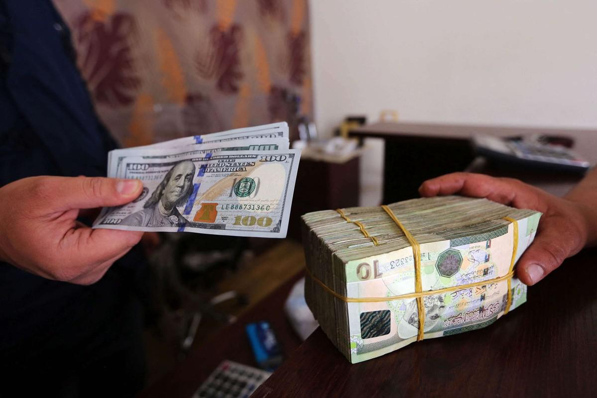 الانقسام السياسي يلقي بظلاله على سعر العملة المحلية