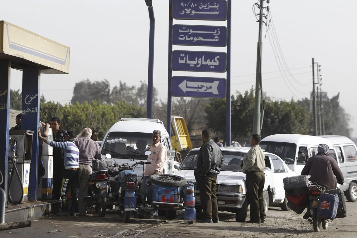 الزيادات المتتالية في أسعار الوقود تثقل كاهل المصريين 